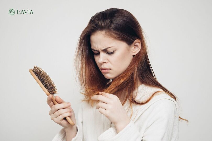 Rụng tóc nhiều là gì? Cách nhận biết rụng tóc bệnh lý